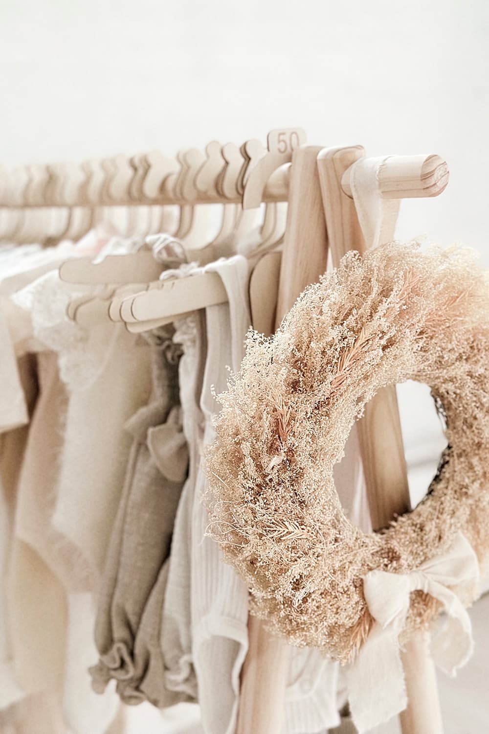 Vauvakuvaus studio Helsingissä. Studion rekvisiittaa ja lainavaaterekki kuvattuna.