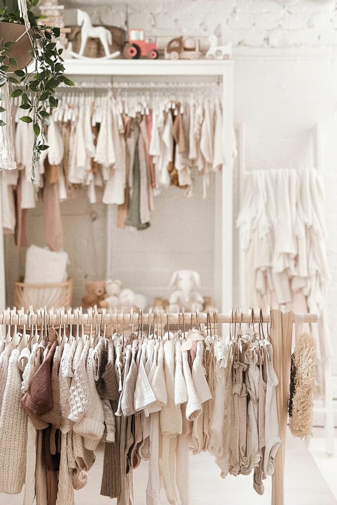 Vauvakuvaus studio Helsingissä. Studion rekvisiittaa ja lainavaaterekki kuvattuna.