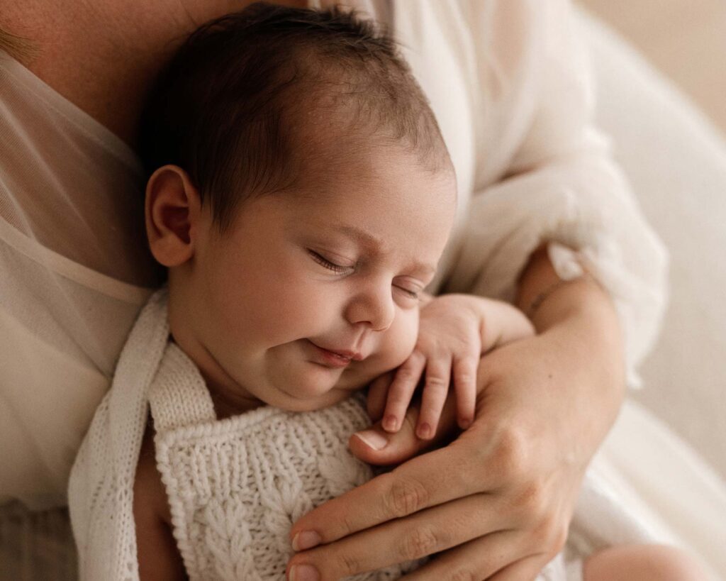 Newborn kuvaus Helsinki - vastasyntynyt vauva nukkuu äidin sylissä